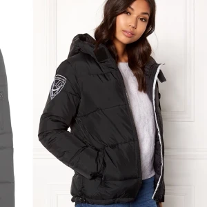 Snygg jacka - Strl S, inte så jätte använd o sitter skönt. Och tjovkt material så skönt o ha när de är kallt.  Priset kan diskuteras. Men de kostar 2k i butik så kommer inte sälja för mindre än 700 iallafall☺️ Men inga skador eller nått. 