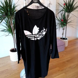Oversize tröja/klänning från Adidas - Jätteskön svart oversice tröja/klänning med fickor helt i bomull, använd några gånger, men är i väldigt gott skick 🙂 storlek M, men passar även S. Finns i Västerås 🌸🌸🌸