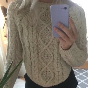 Stickad tröja - Beige stickad tröja strl. S, inte stickig. 60kr+frakt 