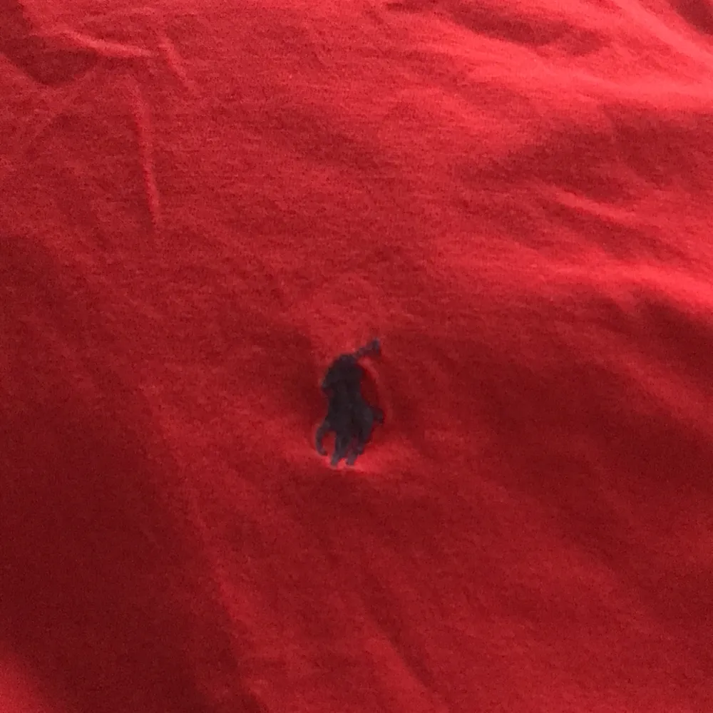 Mörkröd Ralph Lauren t-shirt, knappt använd. Köparen står för eventuell frakt. 🌸. T-shirts.