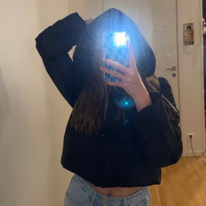 Cropped puffer - Kort svart pufferjacka. Oanvänd med lappen kvar. Passar xs-m beroende på vilken passform man vill ha. Köpt för runt 400.