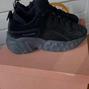 Acne Studios Manhattan Sneakers  - Acneskor i storlek 36. Jättefint skick. 