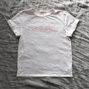 Calvin klein T-shirt - Lite använd T-Shirt. Armarna är fastsydda.  Köparen står för frakt 🌸