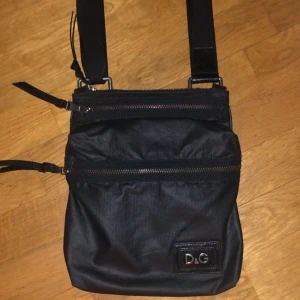 Dolce Gabbana väska - Allmänt bra skick med tre olika fack och ett innerfack.