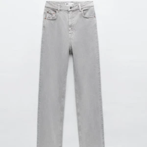 Gråa zara jeans - Zara ZW PREMIUM 90S WIDE LEG SMOKY GREY JEANS    Säljer mina jeans då de inte kommer till användning. Endast använda en gång. Skriv privat för fler bilder! Budgivning avslutas ikväll (3 nov)! 