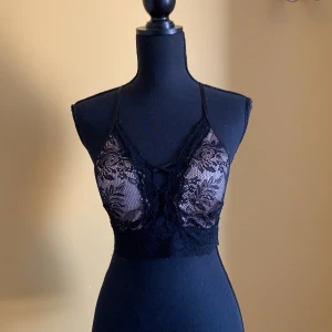 Bra lett  - Passar min provdocka som har m och en c cupa. Mig på bilden som hade en D cupa och jag nu som har en C och s i kläder. Använd men okej skick 