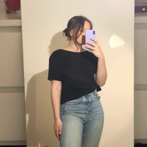 T-shirt med öppen rygg - En svart T-shirt med urringning för ryggen. Mjukt och skönt material. Storlek S och är lite oversize på mig som är XS🌸 Pris 30 kr + frakt.