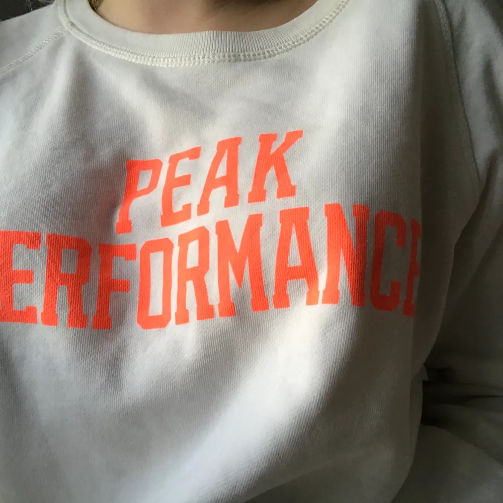 Peak performance tröja med neon tryck på, super cool men används ej speciellt mycket tyvärr. Tröjor & Koftor.