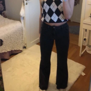 Vintage svarta bootcut jeans - Säljer dessa utvättade svart bootcut jeans i storlek s. Köptes från reclaimed vintage. Dom är slitna längst ner och är mid rise. Köptes för 500kr❤️