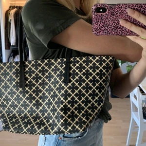 By malene birger väska - Så fin malene briger väska i en liten mindre modell 💜💜💜💜💜💜 som ny