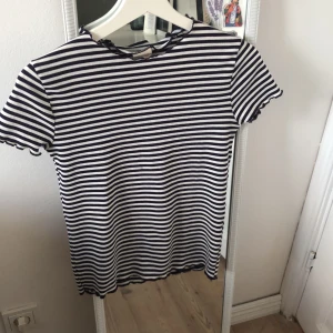 Söt topp från Zara - Säljer eftersom jag inte använder längre, är i storlek 152 men passar även mig som är 15. VÄLDIGT stretchiga tyg vilket gör att den passar bra och kan följa med länge 🦋