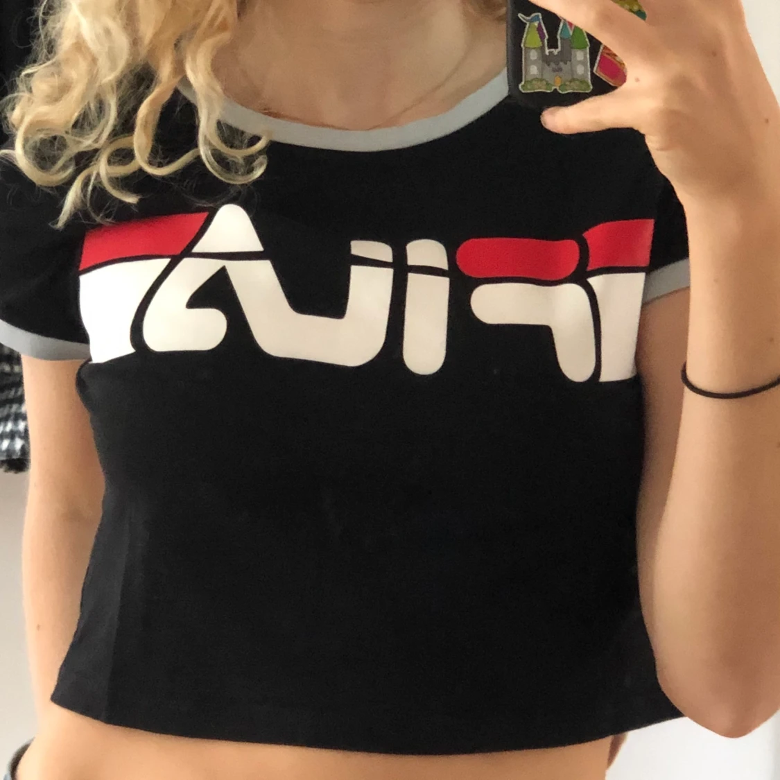 En svart t-shirt med fila tryck - 90