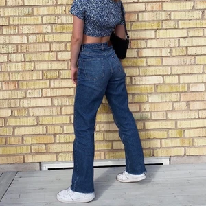 NAKD byxor Storlek 34 - Säljer mina supersnygga blå raka byxor från NA-KD pågrund av att de är lite för stora för mig. De är i storlek 34 men jag skulle säga att de är mer som en 36. Har använt dom en fåtal gånger och de är i väldigt bra skick. Nypris är 500, mitt pris 300kr💕