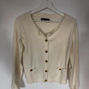 Cardigan stockh LM - Vit cardigan inköpt från MQ. Märke Stockh LM. Gott skick! Strl. S