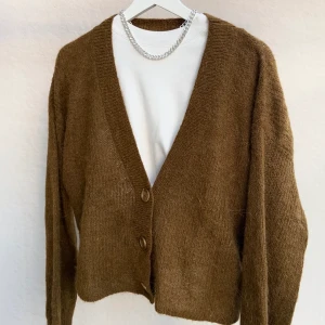 Brun kofta - Säljer min bruna kofta i nyskick, ändats använt en gång 🌻🌻 Den är i storlek S, men skulle säga S-M då den är lite oversized 🌾🌾 Super mjuk! Är du sugen så kontakta mig, köparen står för frakten! 📦 🚚  (bud nu: 130kr)