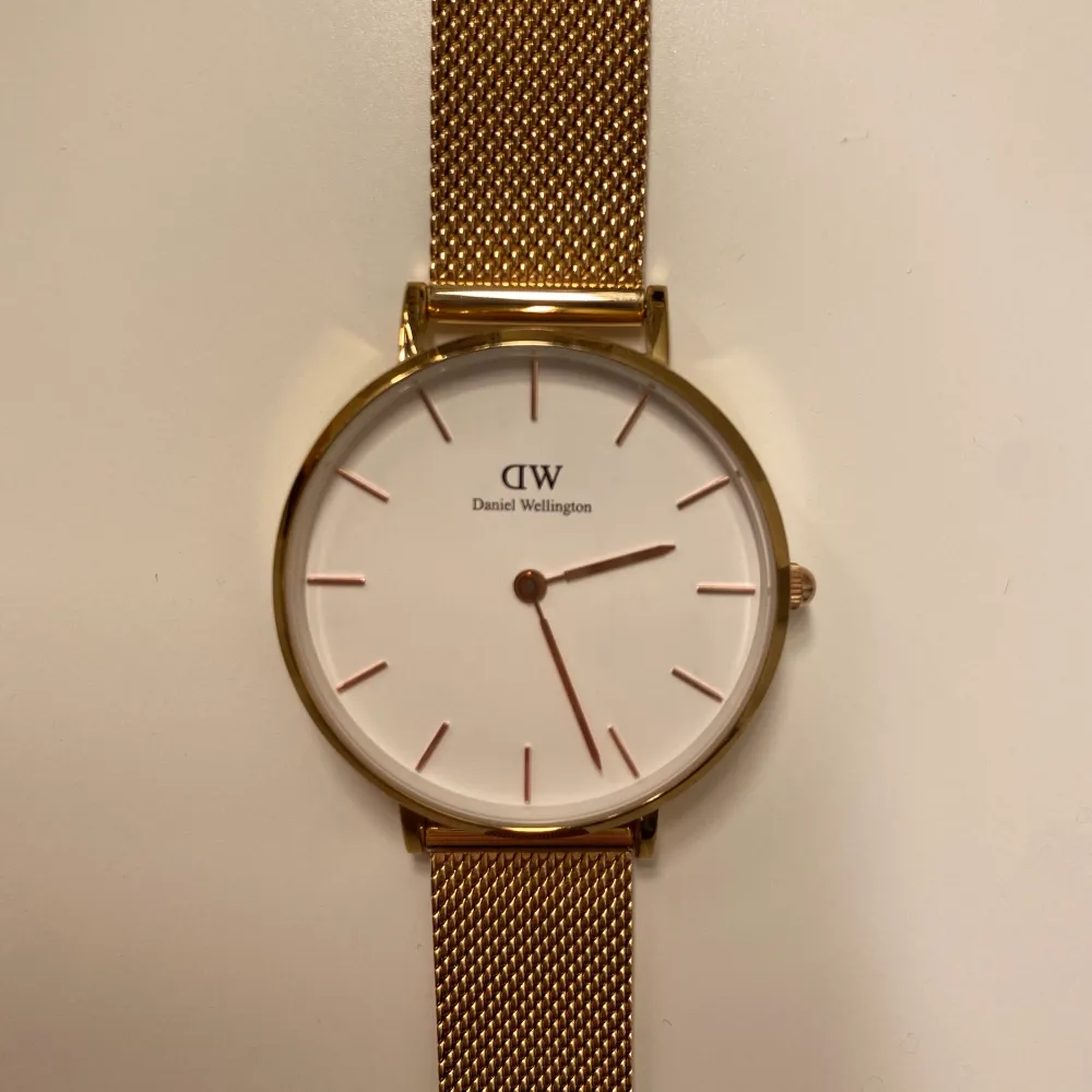 Säljer min Daniel Wellington klocka som är exakt som ny, har använt den två gånger💘 har tillhörande box (köparen står för frakten) finns tillhörande armband som jag även säljer✨✨nypris för bara klockan är 1299kr. Accessoarer.