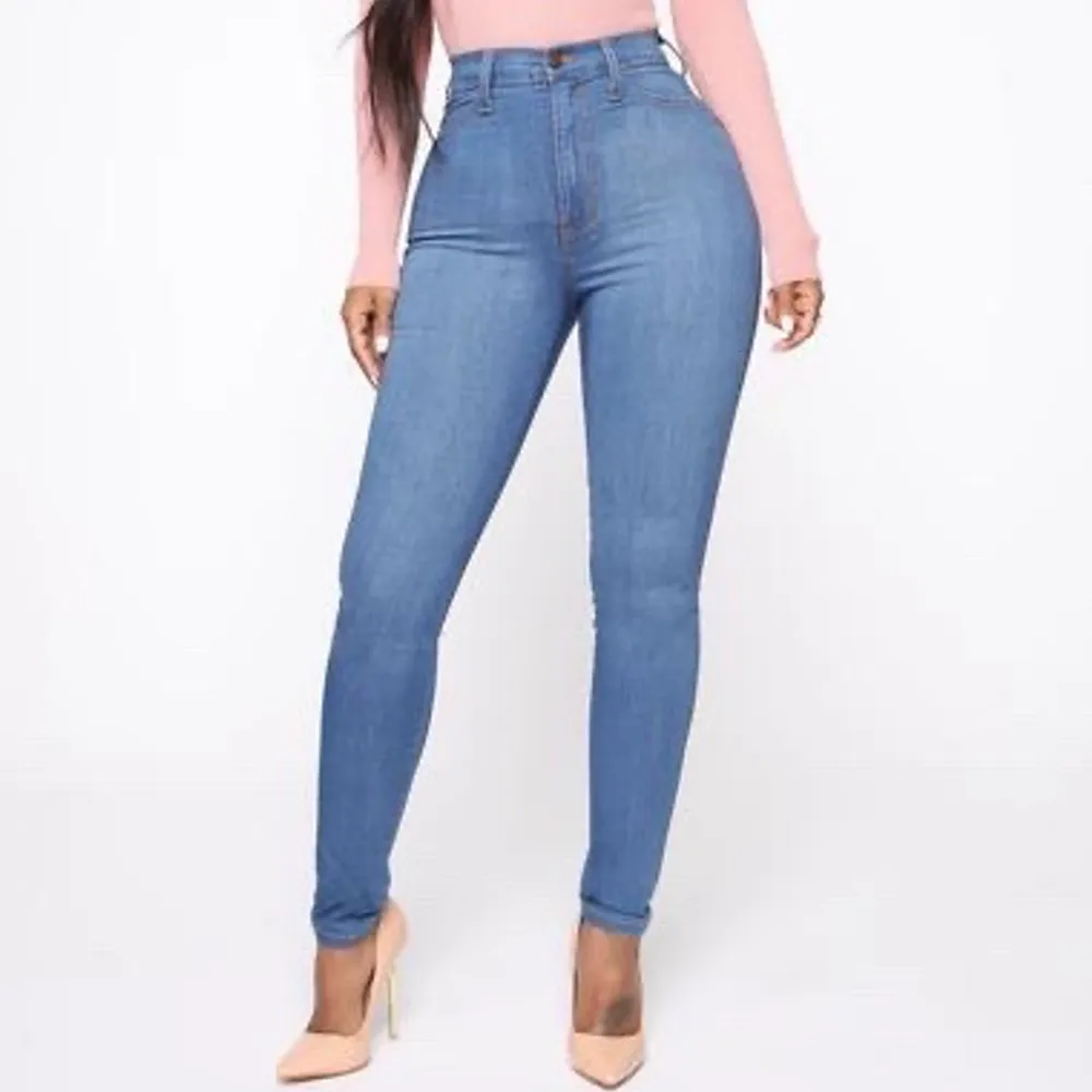 Knappt använda byxor, mycket fina och strechiga, sitter tajt runt midjan, samt att byxorna formar kroppen mycket fint. Storlek 1 (xs/s). Jeans & Byxor.