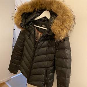 Hollies jacka storlek 34/xs köpt i Stockholm. Den är jätte varm o skön nu till vintern med stor (äkta) päls. Använd 1 vinter. Den är i Nyskick. Pris går att disskutera vid snabb affär! 🤍