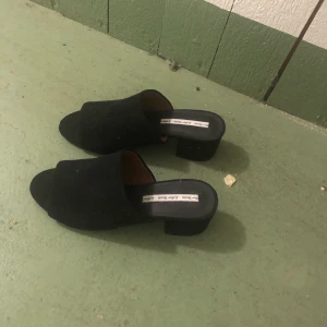 Mockaklackar från &other stories - Säljer ett par sandaler/ klackar i mocka från & other stories i storlek 37! Aldrig använda, lite dammiga för att dom har stått i min källare ett tag, men det går att rolla bort (trodde jag hade borstat av dom bättre innan jag tog bilden hehe). 