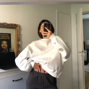 Oversized vit sweatshirt  - Superfräsch sweatshirt. Mysig vit tröja med oversized modell, sparsamt använd, I bra skick.