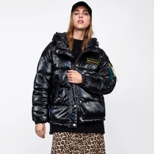 Jacka från Zara - Vinterjacka från Zara köpt januari 2019. Den är redan inpackad därav så finns de inga fler bilder. Storlek L. Saknas en knapp, fråga om bild om de