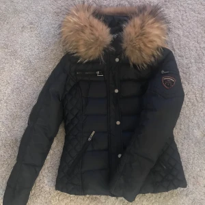 Rock and blue jacka - Storlek 38, svart. Köpt förra vintern och knappt använd. Håller mot blåst och kyla. Varm och go och sitter väldigt bra. Äkta päls även