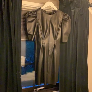 Klänning i skinnimitation från Zara. Aldrig använd, prislapp kvar. Kom med bud:) - Svart Klänning i skinnimitation från Zara. Aldrig använd, prislapp kvar. Kom med bud:) köparen står för frakt 🚚 📦