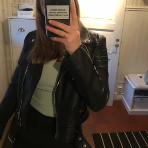 Trendig skinnjacka - Säljer denna sjuktsnygga skinnjacka som jag från zara som jag köpt här på Plick💗 har använt ett fåtal gånger och den är i väldigt bra skick♻️ det är en storlek M men skulle mer säga att det är en xs/s i storleken😁, säljer för att den tyvärr blivit för liten på mig som är en M☹️ köparen står för frakten📦