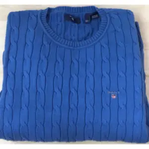 Snygg kabelstickad tröja i unik blå färg. Knappast använd- super fint skick! Självfallet äkta, köpt för 899kr. Hör av dig om du har frågor, köparen står för frakt ❤️