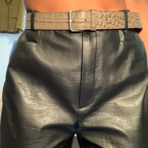 Ormskinns skärp  - Ormskinnsmönstrat skärp 🐍 🖤 Ej äkta läder men tjockt stabilt material. Jag har strl 70 i midjan och på bilden är skärpet knäppt på innersta hålet. Inhandlat vintage butik i Amsterdam. 