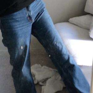 Monki yoko jeans - Mörkblåa yoko jeans från monki storlek 27 köpta för 399kr i somras. Köparen står för frakten, som är spårbar. Lite slitna längst ner på benet, och de är väldigt stora skulle mig säga att de passar en 28.