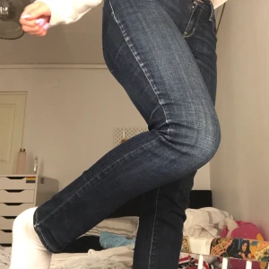 Levis Jeans - Snygga y2k/yk2 Levis jeans, inköpta secondhand men i väldigt bra skick.  Låg midja och tighta i benen, superfin mörkblå färg och snygga detaljer på fickorna. Storlek 8/29 men sitter bra på mig som vanligtvis är 27. säljes till högst budande! +frakt