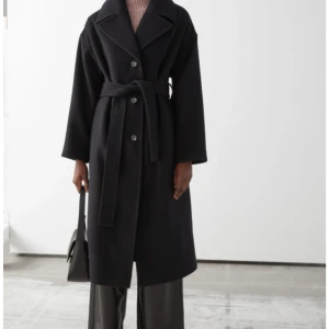 Ullkappa från other stories  - Hej! Intressekoll på min ullkappa från other stories! I storlek 32 men väldigt oversized så sitter perfekt oversized på mig med storlek 36! Köpt för 2250. Varm, skön och snygg till vintern! 💫 buda gärna privat, säljer vid ett bra bud!