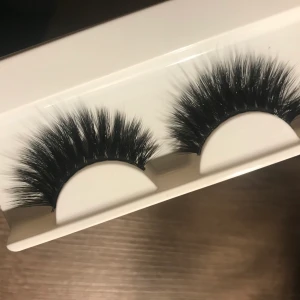 Fluffiga Fransar - Köpte för 99 kr men har inte kommit för användning, frakt 13 kr