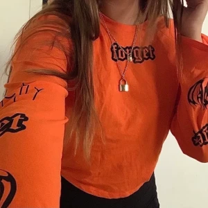 Långärmad tröja  - Långärmad tröja från H&M, jätte skönt material. Storlek M✨ Använd få ggr 