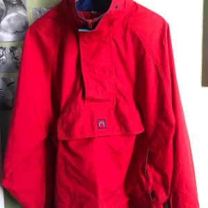 RETRO VINDJACKA - fynda retro vindjacka! skitsnygg och funkar året om, köpt i frankrike men knappt använd. Den är superbekväm. Storleken är L men allt mellan S och XL funkar. Hojta vid intresse! Möts upp i sthlm, annars frakt (köparen står för...)