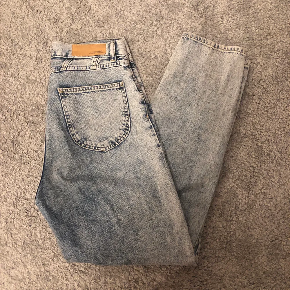 Säljer dessa skitsnygga jeans från junkyard! Är ganska säker på att de är slutsålda på hemsidan. Använda men i fint skick! Storlek 38,, köparen står för frakt <33. Jeans & Byxor.