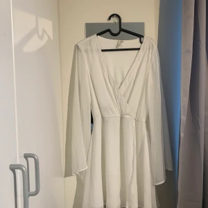 strl 34 - Fin vit klänning från NLY TREND. Aldrig använd!