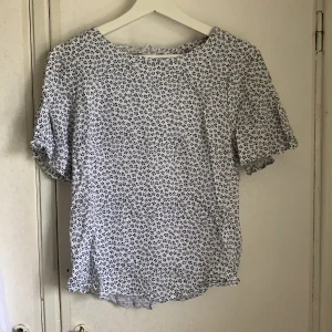 Blus med blommor - En jättefin blå/vit blomblus. Storlek S. Kommer inte ihåg vart jag köpt den.