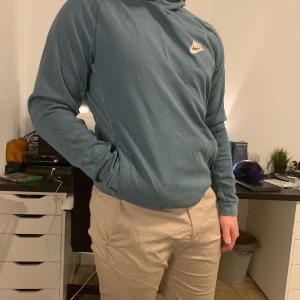 Nike tränings hoodie - Riktigt skön Nike hoodie! Säljer den eftersom den inte kommer till användning längre. Endast använd ett fåtal gånger!🌟 Passar som en oversized S men är nog perfekt på någon med storlek M. Köparen står för frakt men kan även mötas upp i Falun!