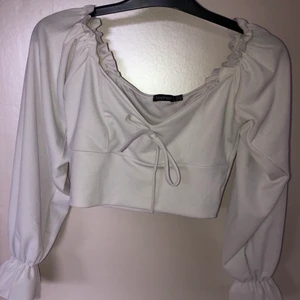 Vit croppad blus - Vit croppad blus från Boohoo, storlek 36, kan användas både off shoulder och som på första bilden.