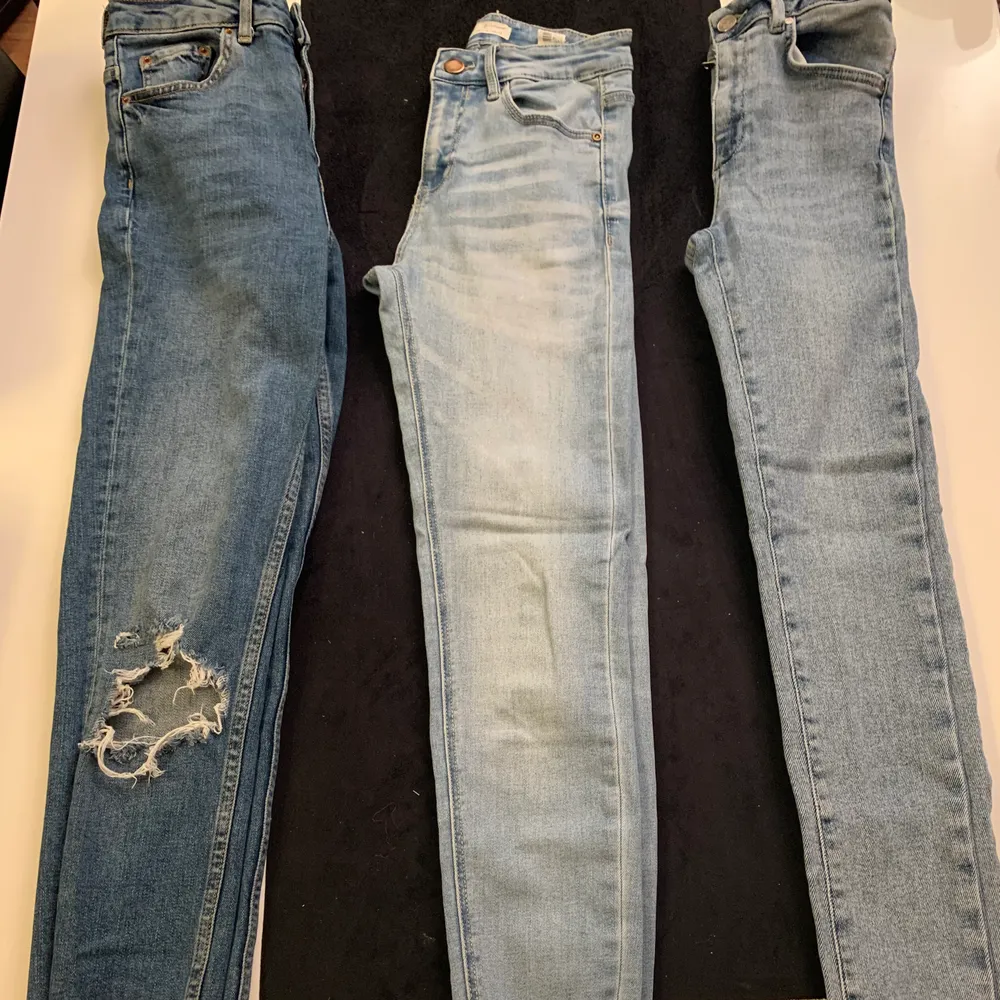 Säljer dessa 3 par blåa jeans, alla i storlek 34 (gina tricot är i s. 36 men tycker att dom är väldigt små för att vara 36:or) då dom inte kommer till användning. Alla är i jättebra skick, inga sprickor eller missfärgningar. PRIS GÅR ATT DISKUTERAS + skriv privat om du vill se fler bilder. Köparen står för frakt💕 ALLA TRE PAR FÖR 150 kr.. Jeans & Byxor.