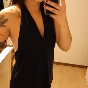 Svart blus - Fin svart blus men en otroligt fin öppning på baksidan.