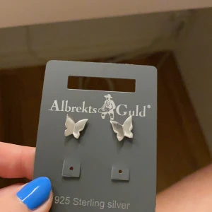 Äkta silver fjäril örhängen - 925 sterling silver fjärils örhängen från Albrekts Guld! Ångrar köpet helt enkelt. Dem är aldrig använda. Frakten är 11kr och nypris är 149kr! 