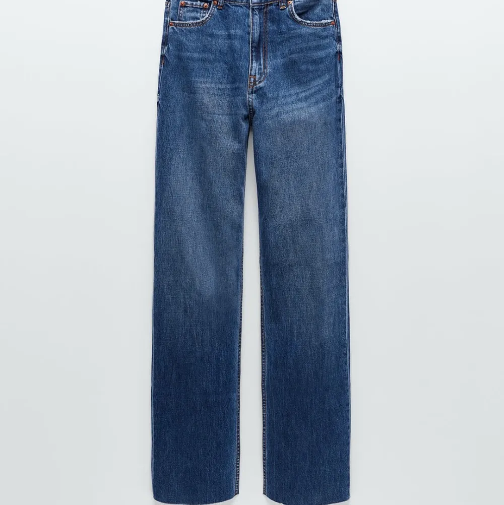 Populära jeans från zara i färgen dover blue 🥰 använda endast 2/3 gånger då de är för små runt rumpan på mig 🥰 . Jeans & Byxor.