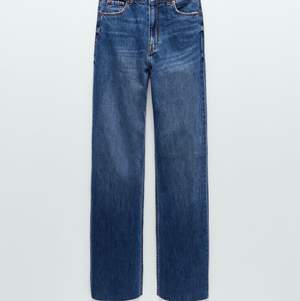 Populära jeans från zara i färgen dover blue 🥰 använda endast 2/3 gånger då de är för små runt rumpan på mig 🥰 