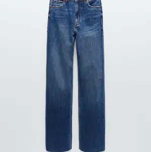 Populära jeans från zara i färgen dover blue 🥰 använda endast 2/3 gånger då de är för små runt rumpan på mig 🥰 