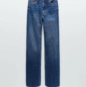 Zara jeans 90’s full length stl:M - Populära jeans från zara i färgen dover blue 🥰 använda endast 2/3 gånger då de är för små runt rumpan på mig 🥰 