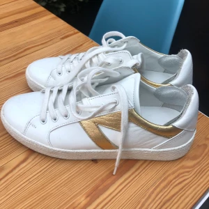 Maje Sneakers  - Storlek 39. Köpte för några månader sedan i London. Köpta för 3700kr och använda 2 gånger.