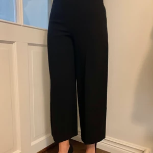 Vida svarta byxor. - Svarta byxor från Zara som är höga i midjan. Perfekt att både ha på finare tillställningar och i vardagen. Knappt använda. Storlek XS.